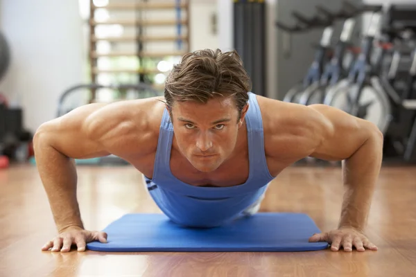 Man Doing Press Ups In Gym — Stock Photo, Image