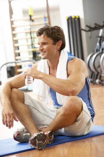 Homme se reposant après des exercices dans la salle de gym — Photo