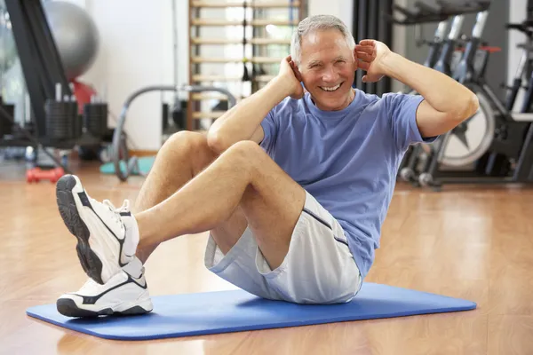 Senior Mann Macht Sit Ups Fitnessstudio — Stockfoto
