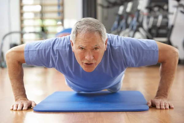 Senior Man Doen Pers Ups Gym — Stockfoto