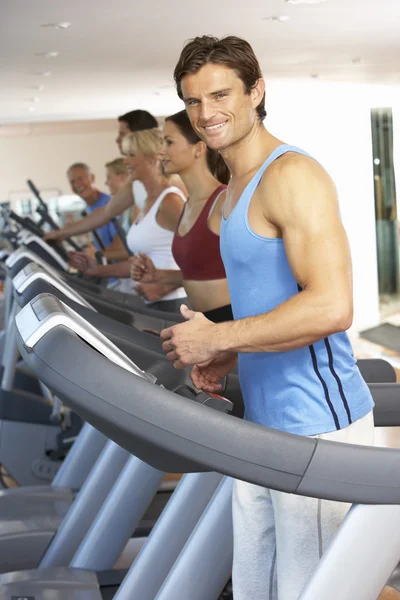 Άνθρωπος στο τρέξιμο το μηχάνημα στο γυμναστήριο — Φωτογραφία Αρχείου