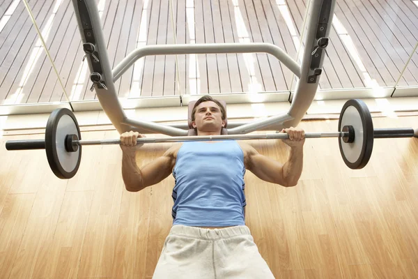 Man aan het werk met gewichten in gym — Stockfoto