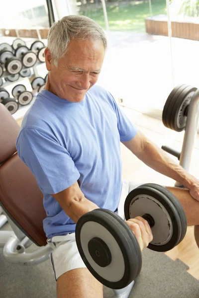 Äldre Man Som Arbetar Med Vikter Gymmet — Stockfoto
