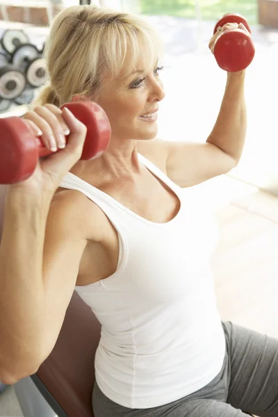 Senior Vrouw Die Werkt Met Gewichten Gym — Stockfoto