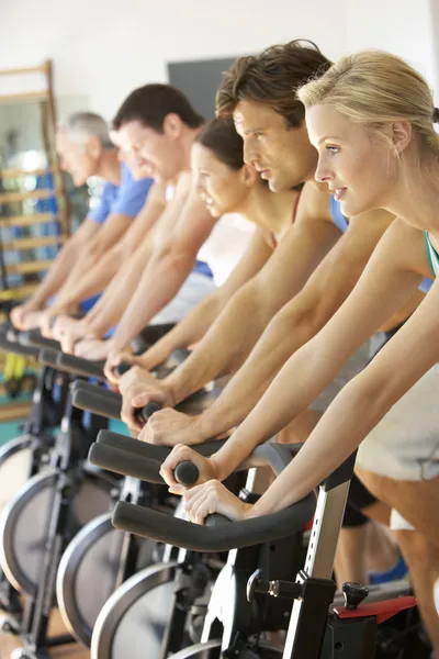 Man cykling i spinning klass i gym — Stockfoto