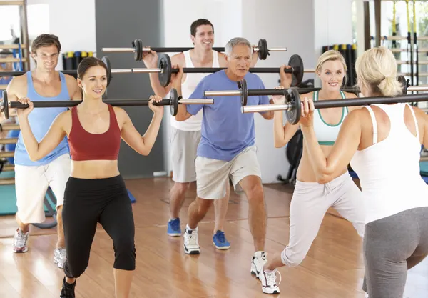 Grupp av lyfta vikter i gymmet — Stockfoto