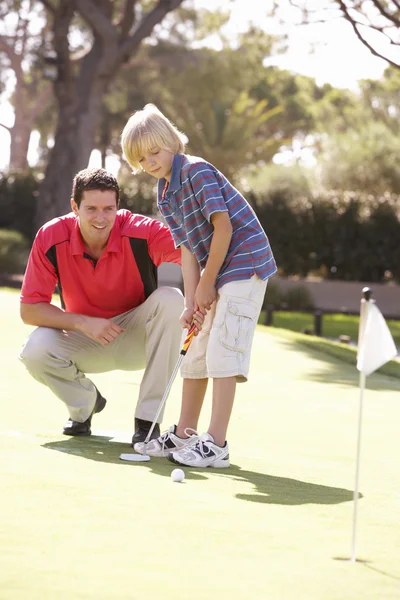 Baba Oğlu Yeşil Koyarak Golf Oynamak Için Öğretim — Stok fotoğraf