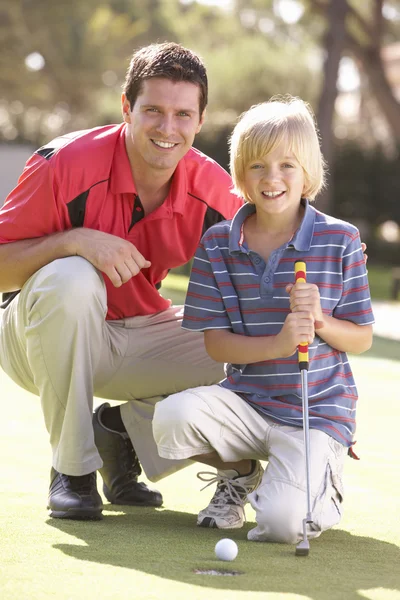 Baba Oğlu Yeşil Koyarak Golf Oynamak Için Öğretim — Stok fotoğraf