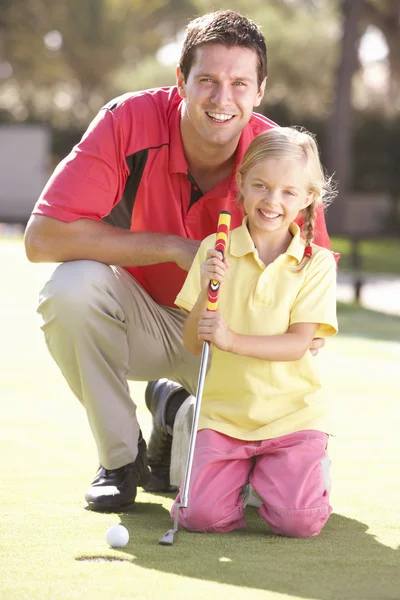 Otec Učil Dcera Hrát Golf Uvedení Zelené — Stock fotografie