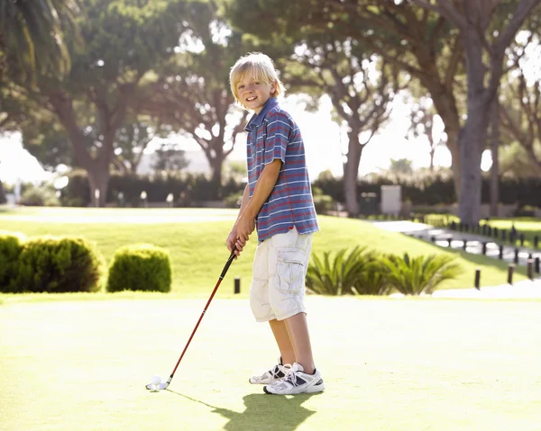 Joven Chico Practicando Golf Poner Verde — Foto de Stock