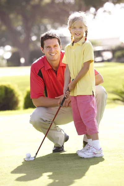 Padre Enseñando Hija Jugar Golf Poner Verde —  Fotos de Stock