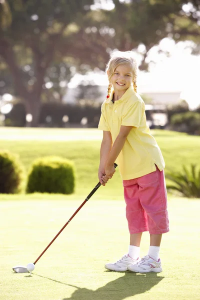 若い女の子のゴルフ パッティング グリーン上での練習 — ストック写真