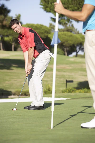 Mannelijke golfer op de golfbaan op groen te zetten — Stockfoto