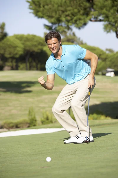 ゴルフ場のグリーンを置く男性ゴルファー — ストック写真