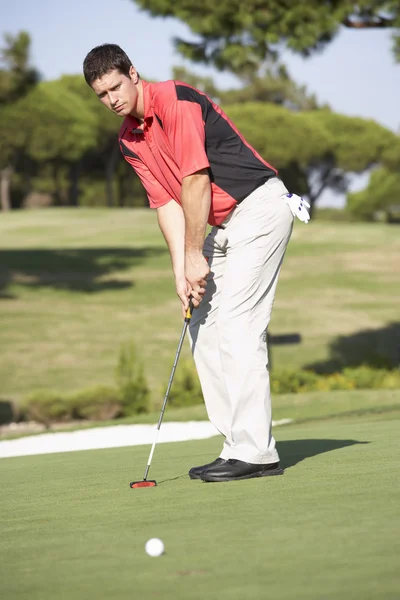 Golfista Masculino em Campo de Golfe Colocando em Verde — Fotografia de Stock