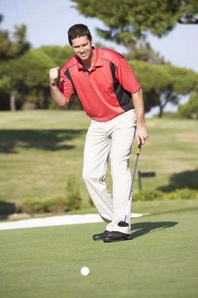 Мужчина гольф на поле для гольфа положить на зеленый — стоковое фото