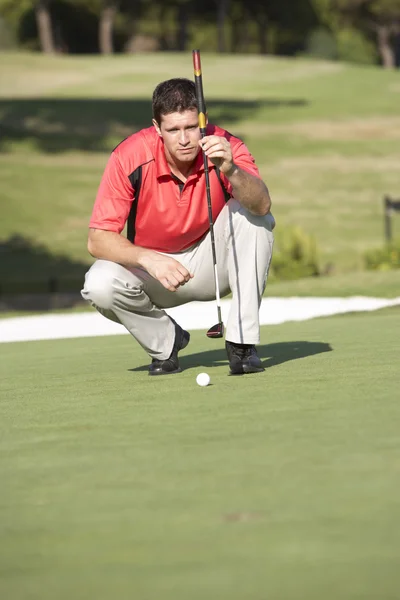 Golfista Masculino Campo Golfe Alinhando Colocar Verde — Fotografia de Stock