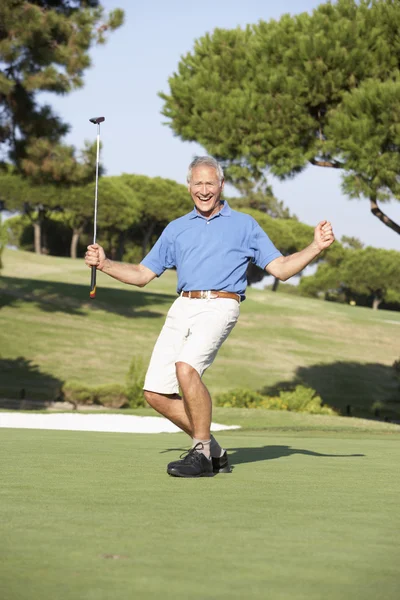 Senior male golfspelare på golfbana att sätta på grön — Stockfoto