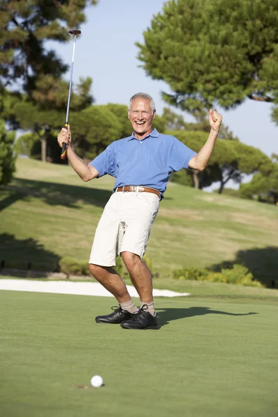 ゴルフ場のグリーンを置くシニア男性ゴルファー — ストック写真