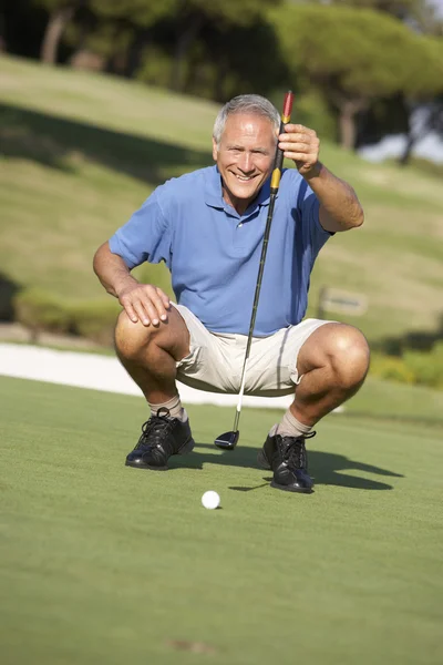 Golfista Masculino Sênior Campo Golfe Alinhando Putt Green — Fotografia de Stock
