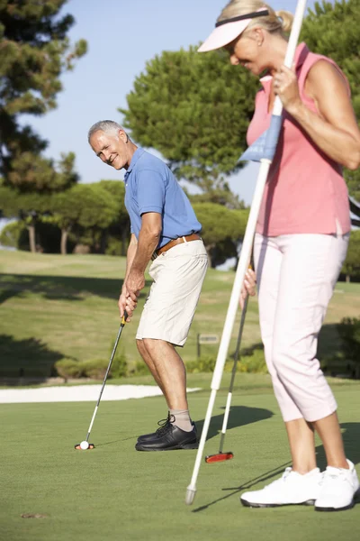 Senior Pareja Golfing Campo Golf Alineación Putt Verde —  Fotos de Stock