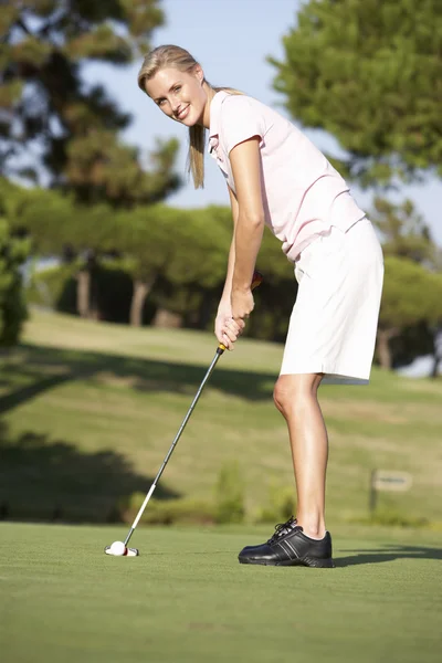 Golferin auf Golfplatz beim Putten auf Grün — Stockfoto