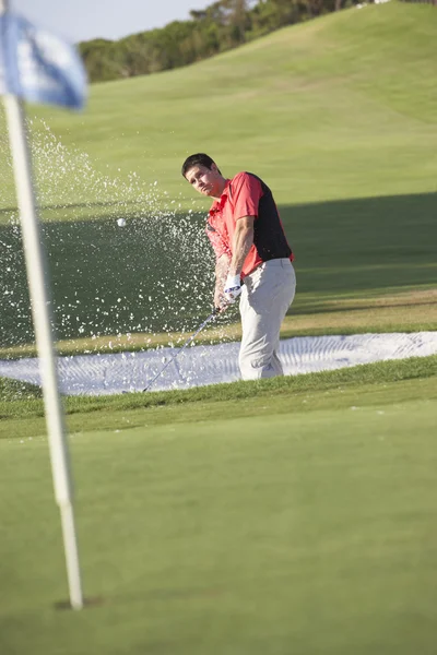 Golfista masculino jugando Bunker tiro en el campo de golf —  Fotos de Stock