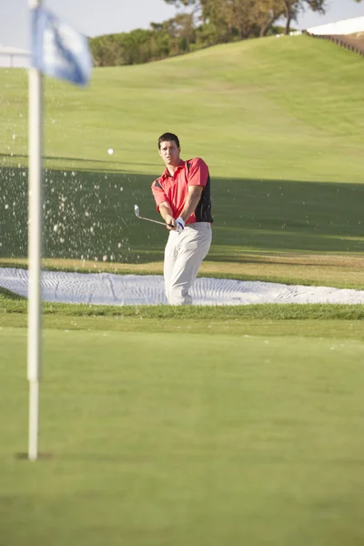 Golfista Masculino Jugando Bunker Tiro Campo Golf —  Fotos de Stock