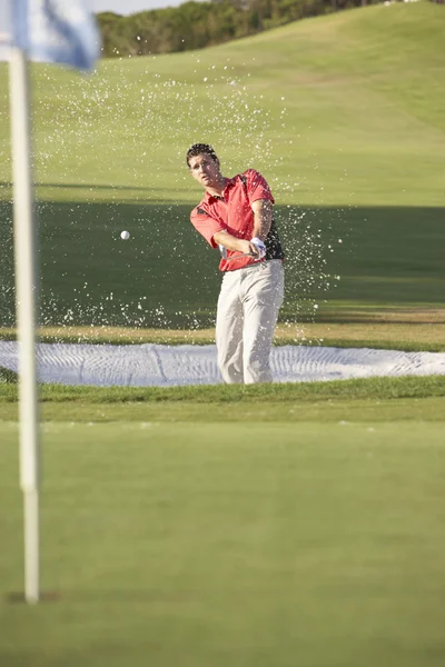 Golfista masculino jugando Bunker tiro en el campo de golf — Foto de Stock