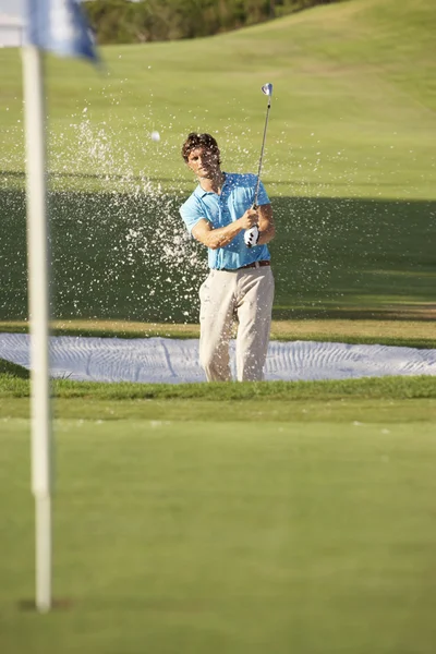 Manliga Golfaren Spelar Bunker Skott Golfbana — Stockfoto