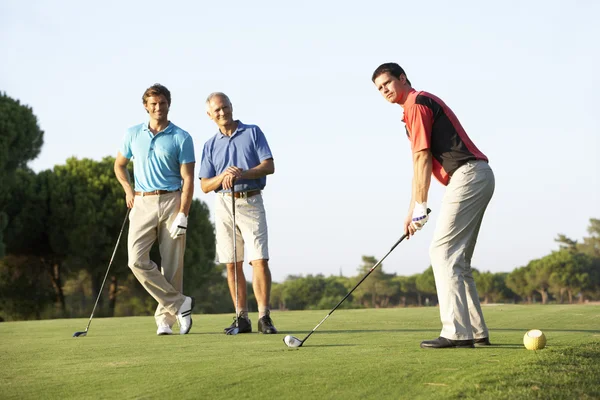 Grupo de golfistas masculinos que enseñan en el campo de golf —  Fotos de Stock
