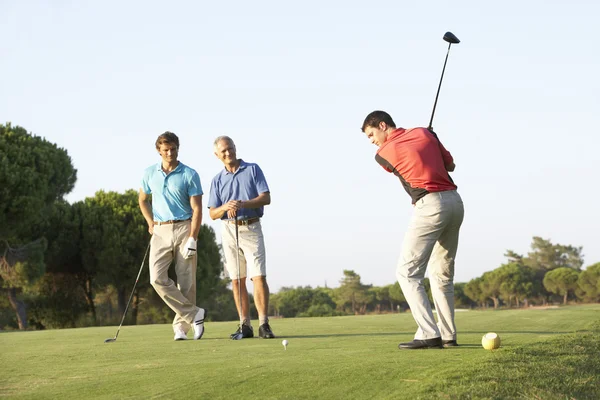 Grupa Mężczyzn Golfistów Teeing Pole Golfowe — Zdjęcie stockowe