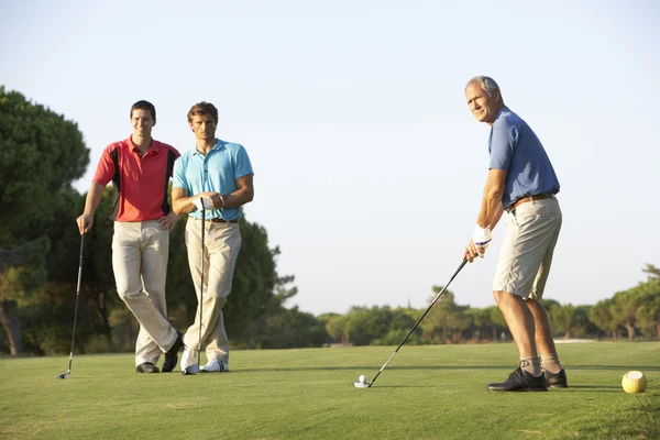 Gruppe Männlicher Golfer Beim Abschlag Auf Golfplatz — Stockfoto