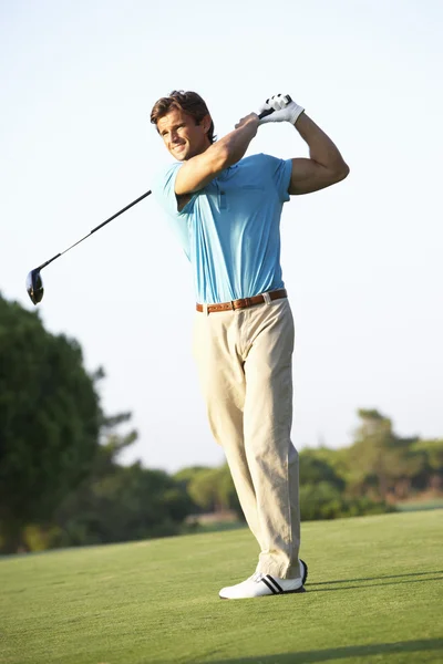 男性のゴルファーがゴルフコース上でティーオフ — ストック写真