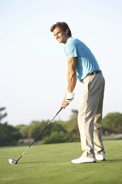 Macho golfista Teeing off en campo de golf —  Fotos de Stock