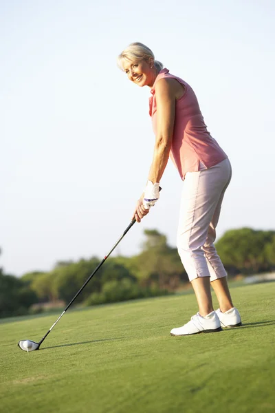 Ledande kvinnliga golfspelare som tee off på golfbana — Stockfoto
