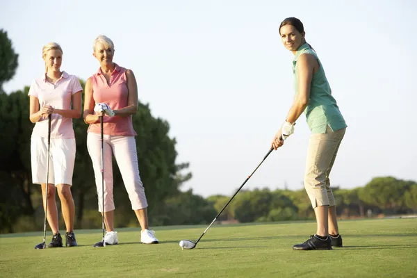Grupo de golfistas femeninos que enseñan en el campo de golf —  Fotos de Stock