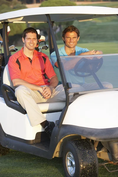 Dos golfistas masculinos que montan en golf Buggy en campo de golf — Foto de Stock