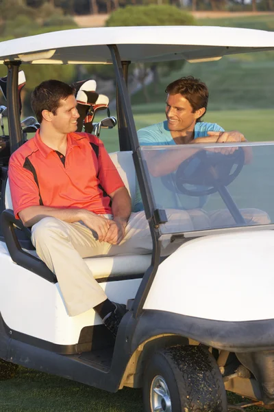 つの男性ゴルファーがゴルフコース ゴルフ バギーに乗って — ストック写真