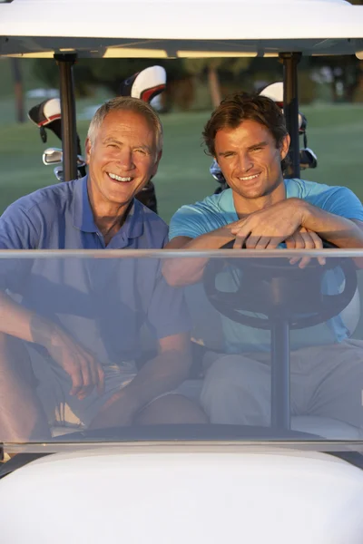 Due Golfisti Maschi Che Cavalcano Nel Golf Buggy Sul Campo — Foto Stock