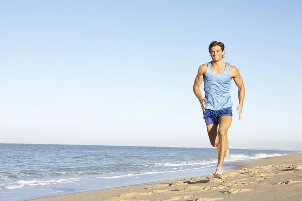 Giovane Uomo Fitness Abbigliamento Che Corre Lungo Spiaggia — Foto Stock