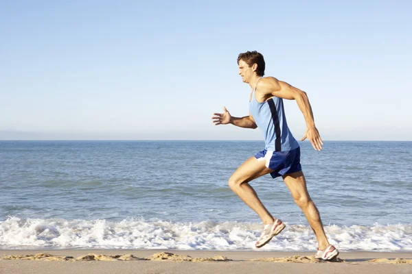 Молодий Чоловік Фітнес Одязі Біжить Уздовж Пляжу — стокове фото
