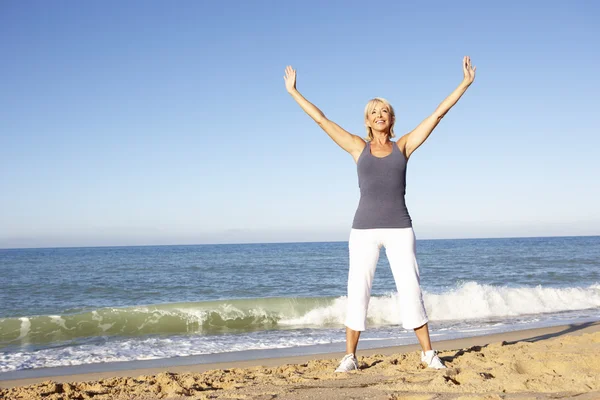 Starszy Kobieta Odzież Fitness Rozciągający Się Plaży — Zdjęcie stockowe
