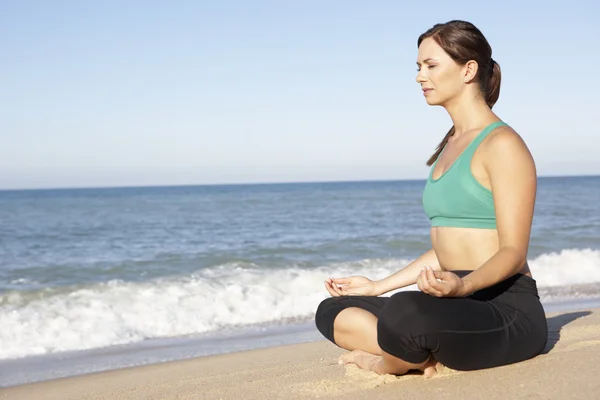 Giovane Donna Fitness Abbigliamento Meditazione Sulla Spiaggia — Foto Stock