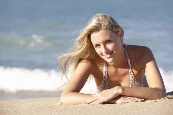 ビーチで日光浴若い女性 — ストック写真