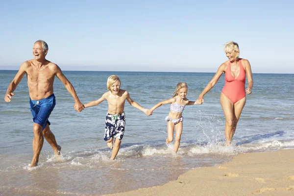 Großeltern Mit Enkeln Genießen Gemeinsamen Strandurlaub — Stockfoto