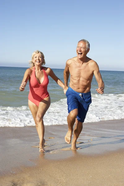 Ανώτερος ζευγάρι απολαμβάνει διακοπές στην παραλία — Φωτογραφία Αρχείου