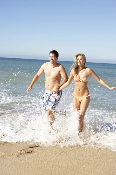 Genç Çiftin Keyfi Beach Tatil — Stok fotoğraf