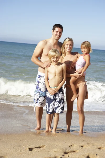 Familienporträt Sommerurlaub Strand — Stockfoto
