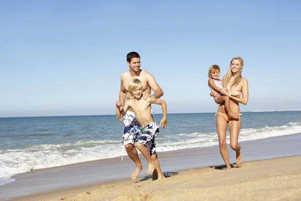 Портрет семьи во время летнего пляжного отдыха — стоковое фото